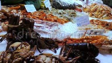 海鲜移动虾<strong>大龙</strong>虾和螃蟹在柜台市场，海鲜在市场拉利亚在巴塞罗那
